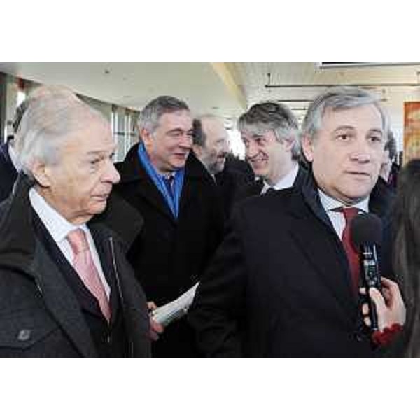 Renzo Tondo (Presidente Friuli Venezia Giulia), Antonio Tajani (Commissario europeo Trasporti) ed altri amministratori locali all'Aeroporto FVG di Ronchi dei Legionari. (Ronchi del legionari 13/02/09)