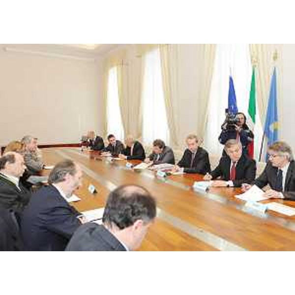 Antonio Tajani (Commissario europeo Trasporti), Mario Valducci (Presidente Commissione Trasporti Camera), Renzo Tondo (Presidente Friuli Venezia Giulia) e componenti della Giunta regionale nella sede della Regione a Trieste. (Trieste 13/02/09) 