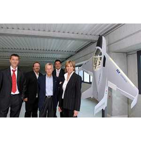 Riccardo Illy (Presidente Regione Friuli Venezia Giulia) con Sonia Felice (Presidente della Fly Synthesis), Bruno Malattia (Consigliere Regionale), Daniele Macorig (Assessore Provinciale), Ivan Cignola (Sindaco di Gonars) ed Eddy Gomboso (Sindaco di Mortegliano) all'inaugurazione della nuova sede della Fly Synthesis. (Udine 30/09/06)