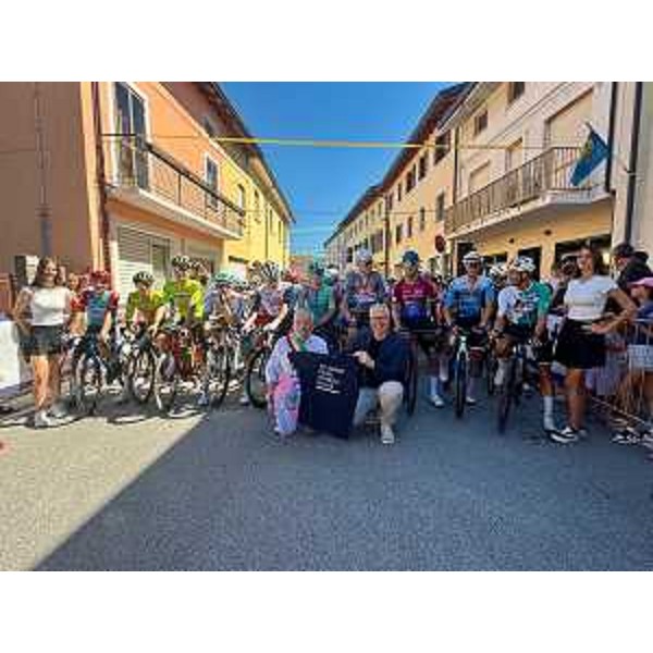 Il presidente del Cr Fvg, Mauro Bordin, a destra nella foto accanto al sindaco di Palazzolo dello Stella, Franco D'Altilia, davanti ai ciclisti pronti per il via - Il presidente del Cr Fvg, Mauro Bordin, a destra nella foto accanto al sindaco di Palazzolo dello Stella, Franco D'Altilia, davanti ai ciclisti pronti per il via