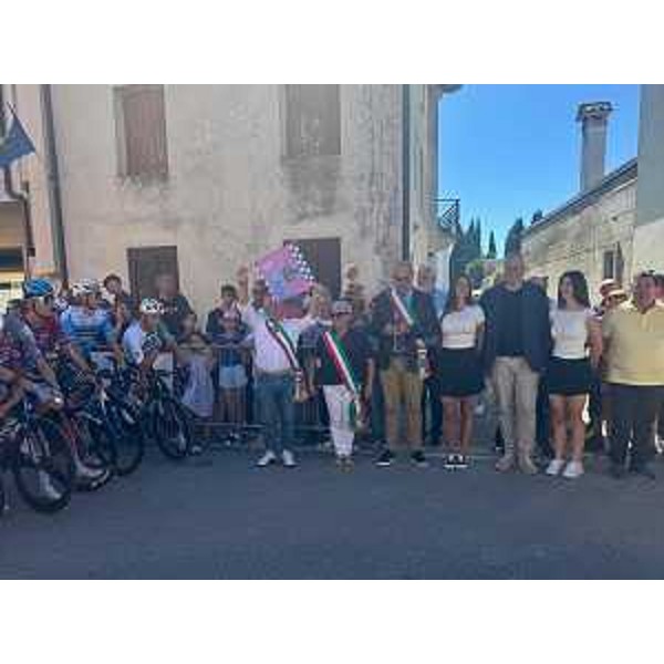 Lo start della corsa alla presenza delle autorità locali e del presidente Bordin - Lo start della corsa alla presenza delle autorità locali e del presidente Bordin