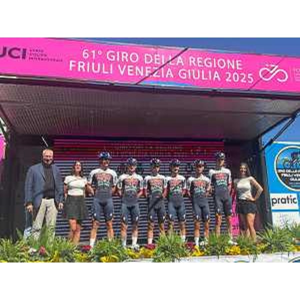 Il presidente Bordin, primo da sinistra, sul palco accanto agli atleti del Giro - Il presidente Bordin, primo da sinistra, sul palco accanto agli atleti del Giro