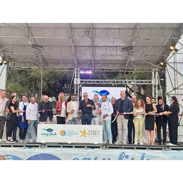 La foto di gruppo sul palco al termine dell'inaugurazione, con il presidente Bordin sesto da destra, accanto al vicegovernatore Mario Anzil e alle consigliere Orsola Costanza e Maddalena Spagnolo - La foto di gruppo sul palco al termine dell'inaugurazione, con il presidente Bordin sesto da destra, accanto al vicegovernatore Mario Anzil e alle consigliere Orsola Costanza e Maddalena Spagnolo