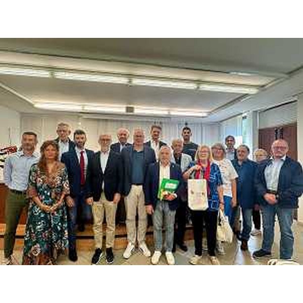 Il presidente del Consiglio regionale Mauro Bordin, in un momento dell'inaugurazione dell'infopoint di Precenicco con i volontari della Lilt e i rappresentanti delle amministrazioni della Riviera Friulana - Il presidente del Consiglio regionale Mauro Bordin, in un momento dell'inaugurazione dell'infopoint di Precenicco con i volontari della Lilt e i rappresentanti delle amministrazioni della Riviera Friulana