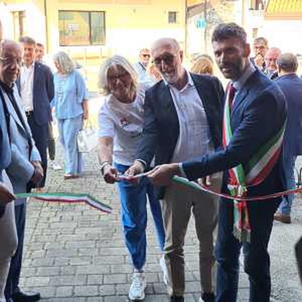 L'assessore Riccardi al tagli del nastro - L'assessore Riccardi al tagli del nastro