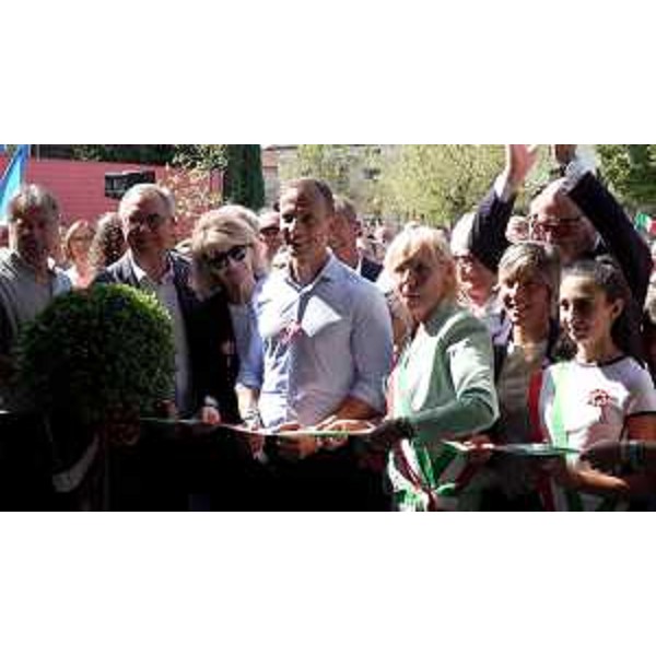 Al centro Fedriga e l'assessore Zilli (seconda da destra) al taglio del nastro - Al centro Fedriga e l'assessore Zilli (seconda da destra) al taglio del nastro