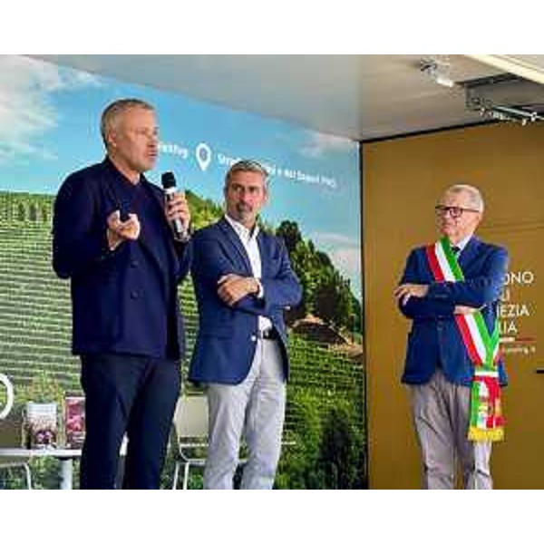 L'assessore Bini durante il suo intervento - L'assessore Bini durante il suo intervento