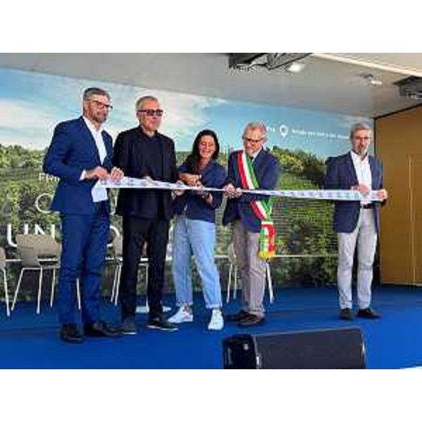 L'assessore Bini assieme alle altre autorità al taglio del nastro - L'assessore Bini assieme alle altre autorità al taglio del nastro