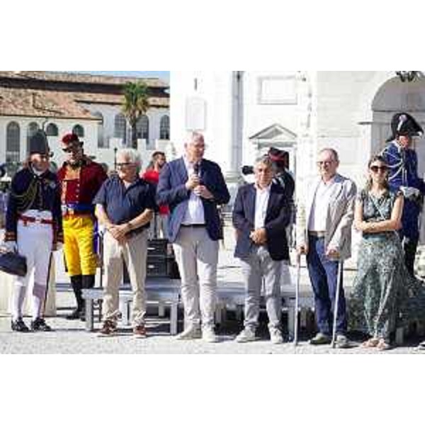 Al centro il presidente del Consiglio regionale Mauro Bordin insieme ai consiglieri Elia Miani (a sinistra) e Francesco Martines ( a destra) in un momento della rievocazione storica a Palmanova - Al centro il presidente del Consiglio regionale Mauro Bordin insieme ai consiglieri Elia Miani (a sinistra) e Francesco Martines ( a destra) in un momento della rievocazione storica a Palmanova