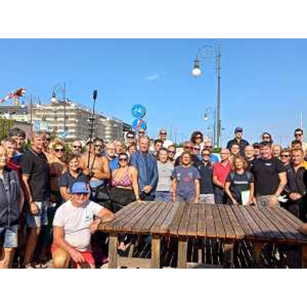 L'assessore Scoccimarro in una foto di gruppo - L'assessore Scoccimarro in una foto di gruppo