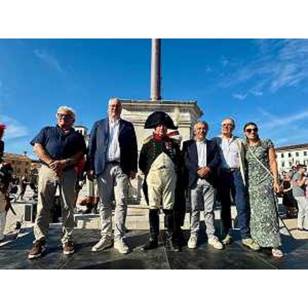 Il consigliere Francesco Martines (primo a destra) insieme al presidente del Cr, Mauro Bordin e al consigliere Elia Miani (Lega) - Il consigliere Francesco Martines (primo a destra) insieme al presidente del Cr, Mauro Bordin e al consigliere Elia Miani (Lega)