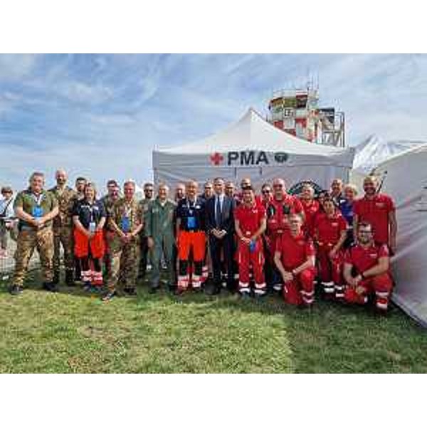 Fedriga con i volontari Cri alla base di Rivolto - Fedriga con i volontari Cri alla base di Rivolto