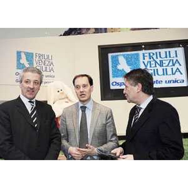 Attilio Vuga (Sindaco Cividale del Friuli), Luca Ciriani (Vicepresidente FVG e Assessore regionale Attività produttive) e Antonio Devetag (Presidente Associazione Mittelfest) nello stand del FVG alla BIT di Milano. (Milano 19/02/09)