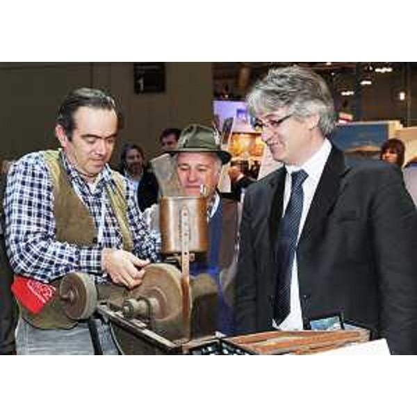Renzo Tondo (Presidente Friuli Venezia Giulia) nello stand del FVG alla BIT di Milano con artigiani della Val Resia. (Milano 19/02/09)