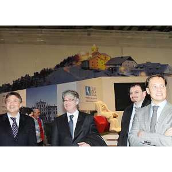 Antonio Devetag (Presidente Associazione Mittelfest), Renzo Tondo (Presidente Friuli Venezia Giulia), Giorgio Carbonara (Portavoce Presidente Tondo) e Luca Ciriani (Vicepresidente FVG e Assessore regionale Attività produttive) nello stand del FVG alla BIT di Milano. (Milano 19/02/09)