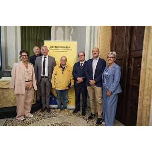 Il vicegovernatore Mario Anzil (terzo da destra) con la direzione artistica ed amministrativa di Pordenonelegge nonchè con il presidente della Fondazione pordenoelegge Michelangelo Agrusti - Il vicegovernatore Mario Anzil (terzo da destra) con la direzione artistica ed amministrativa di Pordenonelegge nonchè con il presidente della Fondazione pordenoelegge Michelangelo Agrusti