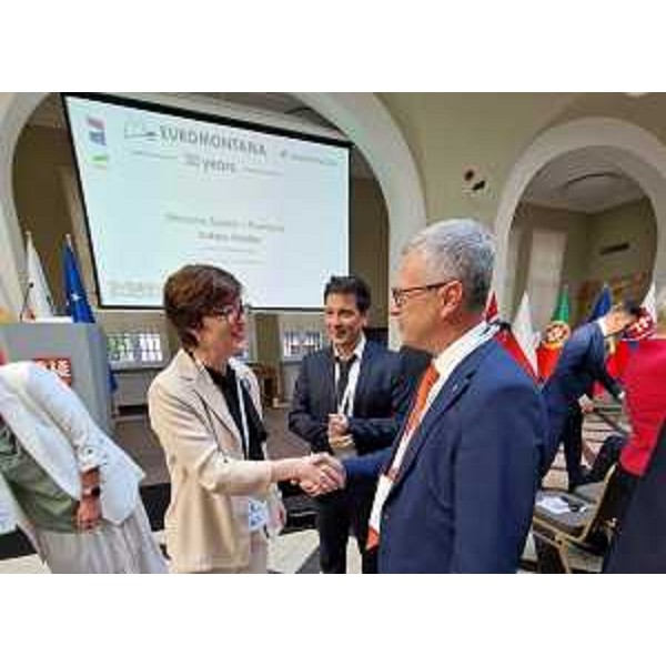 L'assessore regionale alle Risorse agroalimentari Stefano Zannier insieme alla presidente di Euromontana Laura Gascón Herrero a Cracovia - L'assessore regionale alle Risorse agroalimentari Stefano Zannier insieme alla presidente di Euromontana Laura Gascón Herrero a Cracovia