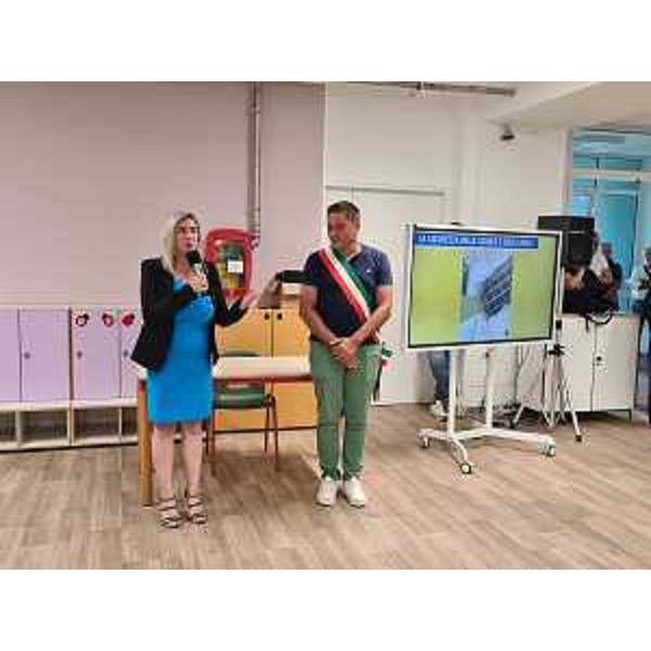 L'assessore regionale Cristina Amirante con il sindaco di Aviano, Paolo Tassan Zanin, all'apertura della rinnovata scuola dell'infanzia - L'assessore regionale Cristina Amirante con il sindaco di Aviano, Paolo Tassan Zanin, all'apertura della rinnovata scuola dell'infanzia