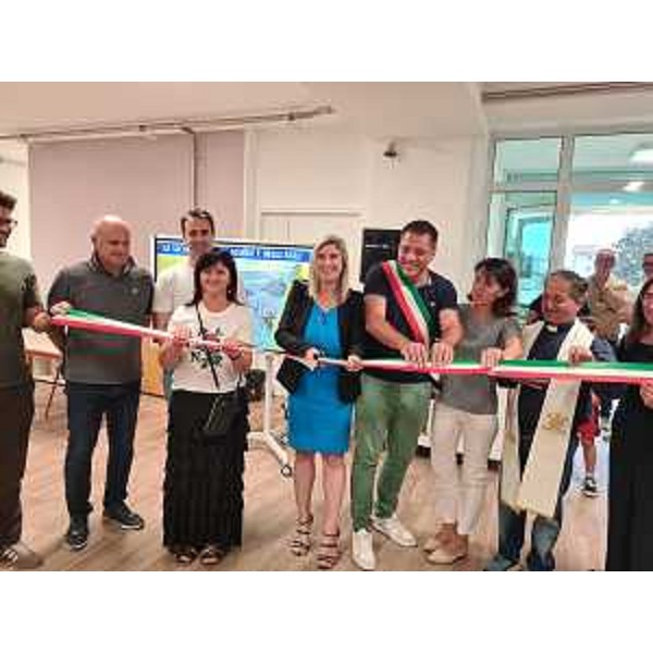 L'assessore regionale Cristina Amirante al taglio del nastro della rinnovata scuola dell'infanzia Arcobaleno ad Aviano - L'assessore regionale Cristina Amirante al taglio del nastro della rinnovata scuola dell'infanzia Arcobaleno ad Aviano