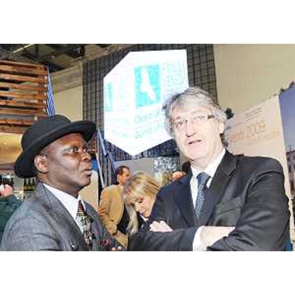 Edrissa Sanneh "Idris" e Renzo Tondo (Presidente Friuli Venezia Giulia) nello stand del FVG alla BIT di Milano. (Milano 20/02/09)