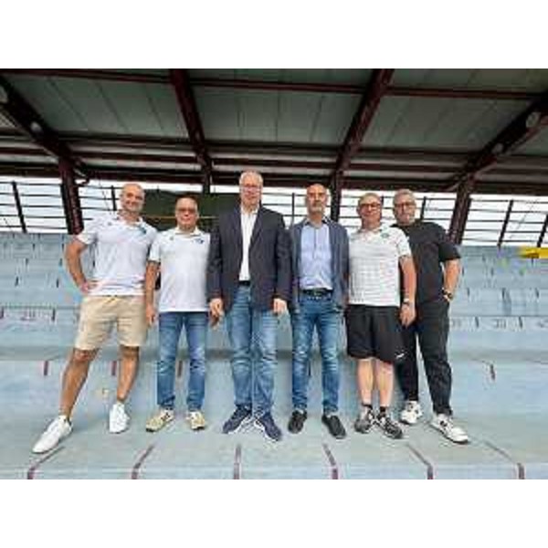 Il presidente Bordin, terzo da sinistra nella foto di gruppo con il direttivo del Rugby club, tra il presidente Sergio De Nobili e l'assessore di Pasian di Prato Ivan Del Forno - Il presidente Bordin, terzo da sinistra nella foto di gruppo con il direttivo del Rugby club, tra il presidente Sergio De Nobili e l'assessore di Pasian di Prato Ivan Del Forno