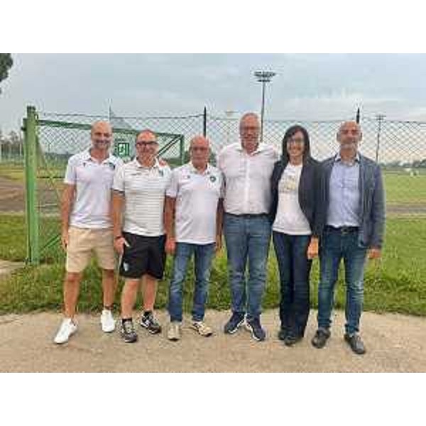 Un'altra foto di gruppo: accanto al presidente Bordin c'è il sindaco di Pasian di Prato, Juli Peressini - Un'altra foto di gruppo: accanto al presidente Bordin c'è il sindaco di Pasian di Prato, Juli Peressini