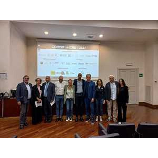 Al centro l'assessore Scoccimarro assieme agli organizzatori e ai partner dell'evento - Al centro l'assessore Scoccimarro assieme agli organizzatori e ai partner dell'evento