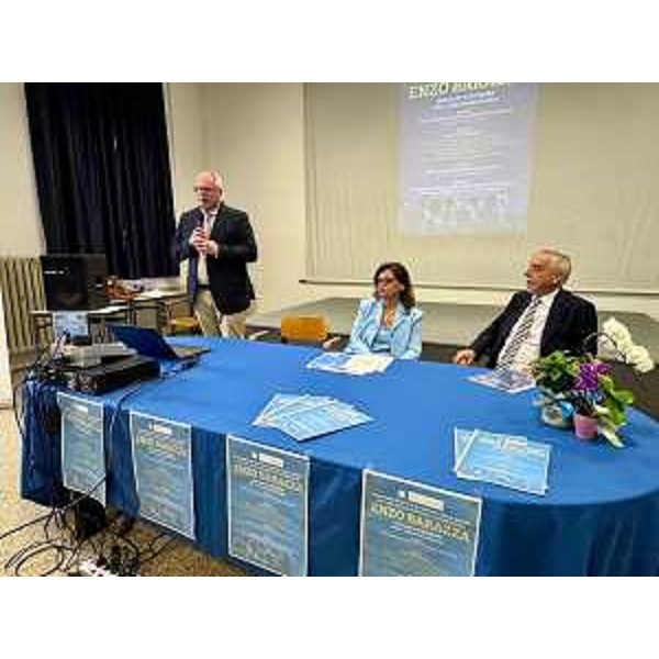 Il presidente del Cr Fvg, Mauro Bordin, durante l'intervento all'istituto Deganutti, accanto alla dirigente scolastica Maria Rosa Castellano e a Franco Brussa, presidente regionale dell'Aiccre - Il presidente del Cr Fvg, Mauro Bordin, durante l'intervento all'istituto Deganutti, accanto alla dirigente scolastica Maria Rosa Castellano e a Franco Brussa, presidente regionale dell'Aiccre