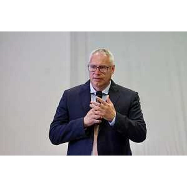 Un primo piano del presidente Bordin durante l'intervento all'istituto Deganutti di Udine - Un primo piano del presidente Bordin durante l'intervento all'istituto Deganutti di Udine