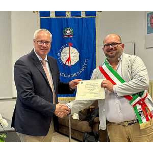 Il presidente Bordin premia il vicesindaco di Ruda, Lorenzo Fumo, per il progetto di gemellaggio europeo - Il presidente Bordin premia il vicesindaco di Ruda, Lorenzo Fumo, per il progetto di gemellaggio europeo