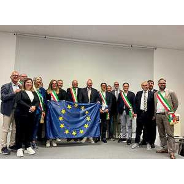 La foto di gruppo con gli amministratori locali e i rappresentanti dell'Aiccre: il presidente Bordin è al centro e regge la bandiera europea - La foto di gruppo con gli amministratori locali e i rappresentanti dell'Aiccre: il presidente Bordin è al centro e regge la bandiera europea