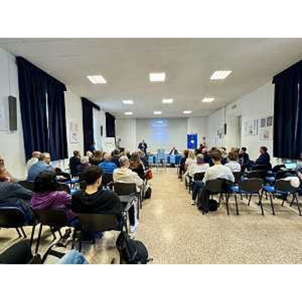 L'affollata aula magna dell'istituto superiore Deganutti, da oggi intitolata a Enzo Barazza - L'affollata aula magna dell'istituto superiore Deganutti, da oggi intitolata a Enzo Barazza