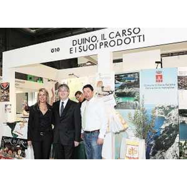 Renzo Tondo (Presidente Friuli Venezia Giulia) con gli ospiti della promozione di Duino e del Carso nello stand del FVG alla BIT di Milano. (Milano 20/02/09)