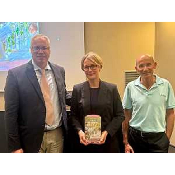 Da sinistra il presidente del Cr Mauro Bordin, la scrittrice Ludovica Elder e Massimiliano Patrovicchio responsabile della Biblioteca Livio Paladin del Consiglio regionale - Da sinistra il presidente del Cr Mauro Bordin, la scrittrice Ludovica Elder e Massimiliano Patrovicchio responsabile della Biblioteca Livio Paladin del Consiglio regionale 