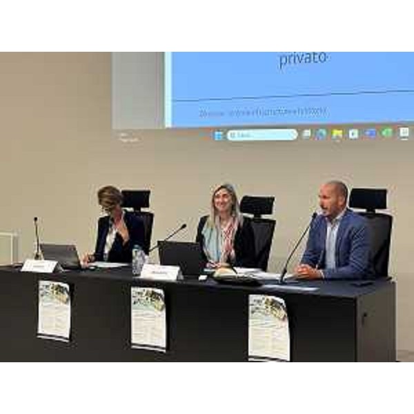 L'assessore regionale Cristina Amirante, al centro, durante l'incontro informativo sui bandi per l'edilizia a Gemona del Friuli - L'assessore regionale Cristina Amirante, al centro, durante l'incontro informativo sui bandi per l'edilizia a Gemona del Friuli