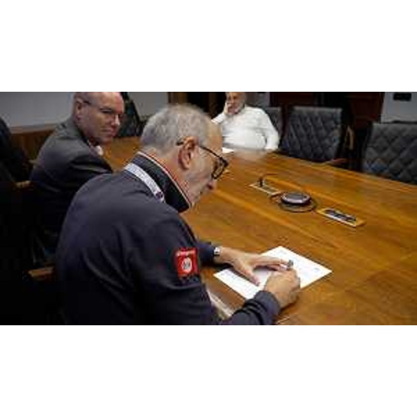 L'assessore regionale Riccardo Riccardi mentre sottoscrive l'accordo con le sigle sindacali dei pensionati - L'assessore regionale Riccardo Riccardi mentre sottoscrive l'accordo con le sigle sindacali dei pensionati