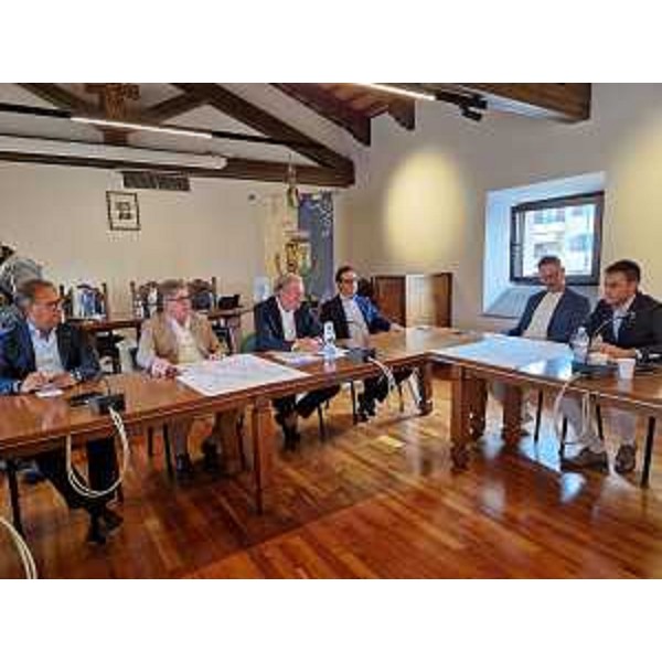 L'assessore regionale Fabio Scoccimarro, al centro, durante l'incontro con i Comuni sul tema del fotovoltaico sui terreni agricoli - L'assessore regionale Fabio Scoccimarro, al centro, durante l'incontro con i Comuni sul tema del fotovoltaico sui terreni agricoli