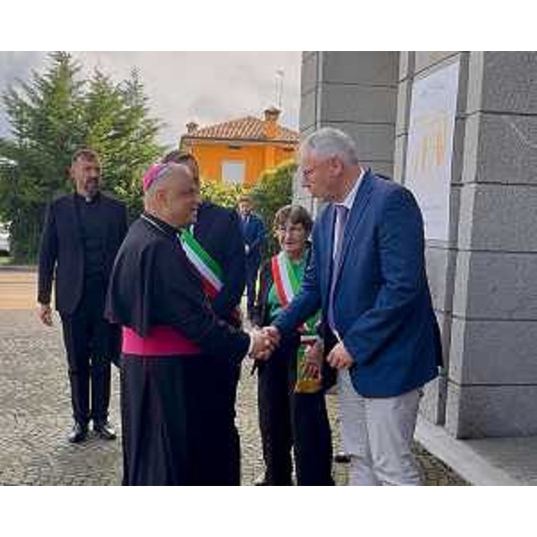 Il presidente del Cr Fvg, Mauro Bordin, con l'arcivescovo ordinario militare d'Italia, Gian Franco Saba, all'entrata del Tempio di Cargnacco - Il presidente del Cr Fvg, Mauro Bordin, con l'arcivescovo ordinario militare d'Italia, Gian Franco Saba, all'entrata del Tempio di Cargnacco