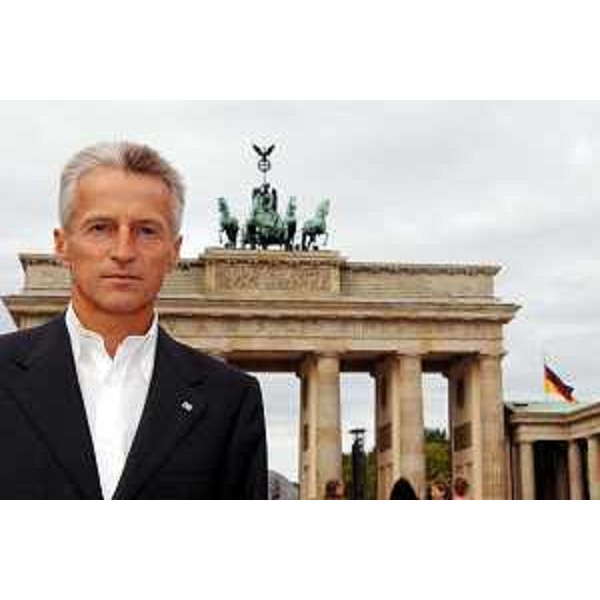 Riccardo Illy (Presidente Regione Friuli Venezia Giulia) a Berlino per ricevere il prestigioso premio internazionale Quadriga ('Die Quadriga'). Nella foto è ritratto con alle spalle la Porta di Brandeburgo (Berlino 03/10/06)