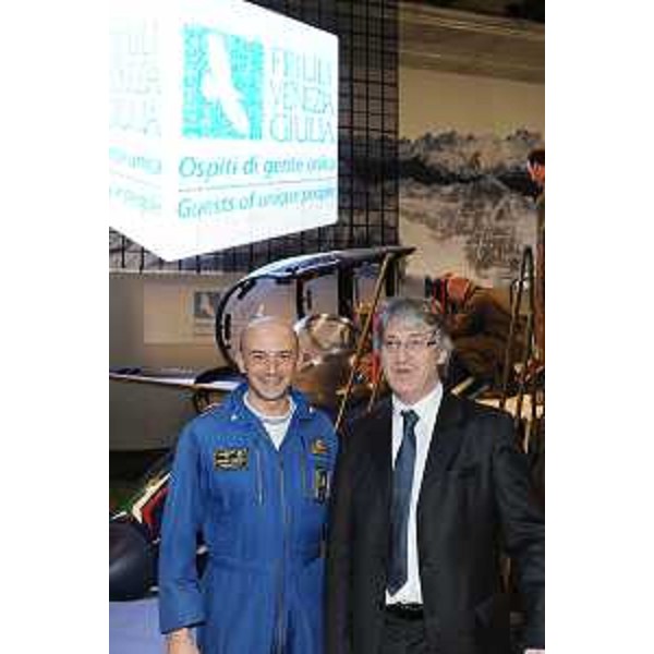 Massimo Tammaro (Comandante Frecce Tricolori) e Renzo Tondo (Presidente Friuli Venezia Giulia) nello stand del FVG alla BIT di Milano. (Milano 20/02/09)