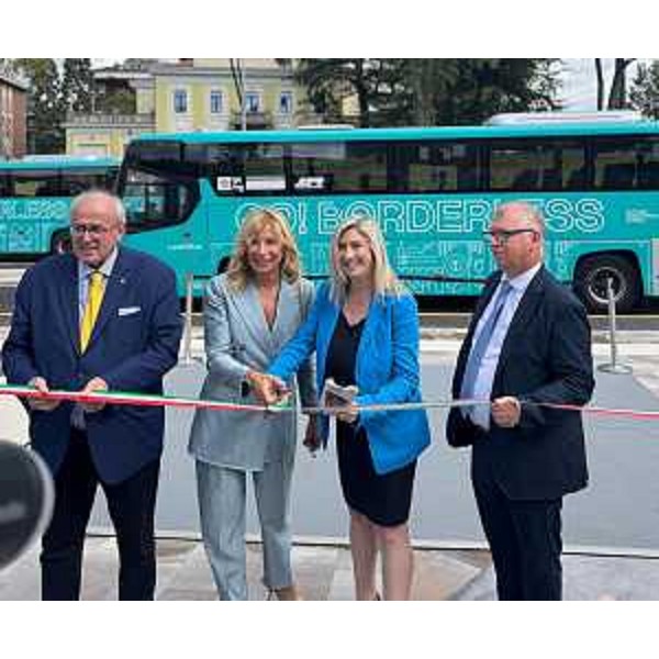 L'assessore reginale Cristina Amirante (seconda da destra) al taglio del nastro del nuovo terminal di Gorizia - L'assessore reginale Cristina Amirante (seconda da destra) al taglio del nastro del nuovo terminal di Gorizia