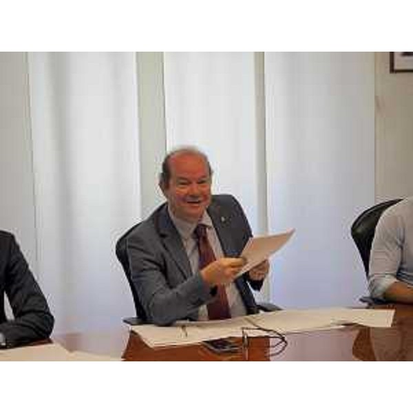 Il vicegovernatore Mario Anzil durante la seduta di giunta - Il vicegovernatore Mario Anzil durante la seduta di giunta