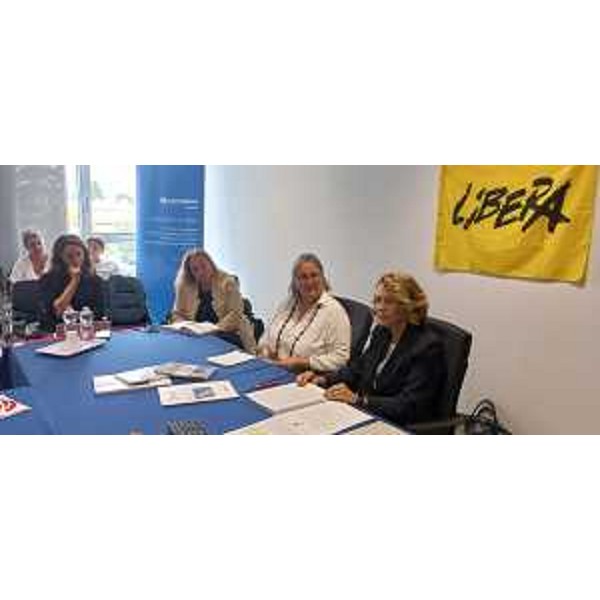 Barbara Clama, presidente dell'Osservatorio regionale antimafia, prima da destra nella foto accanto a Giuliana Colussi, Tatiana Giannone e Sofia Nardacchione di "Libera" - Barbara Clama, presidente dell'Osservatorio regionale antimafia, prima da destra nella foto accanto a Giuliana Colussi, Tatiana Giannone e Sofia Nardacchione di "Libera"
