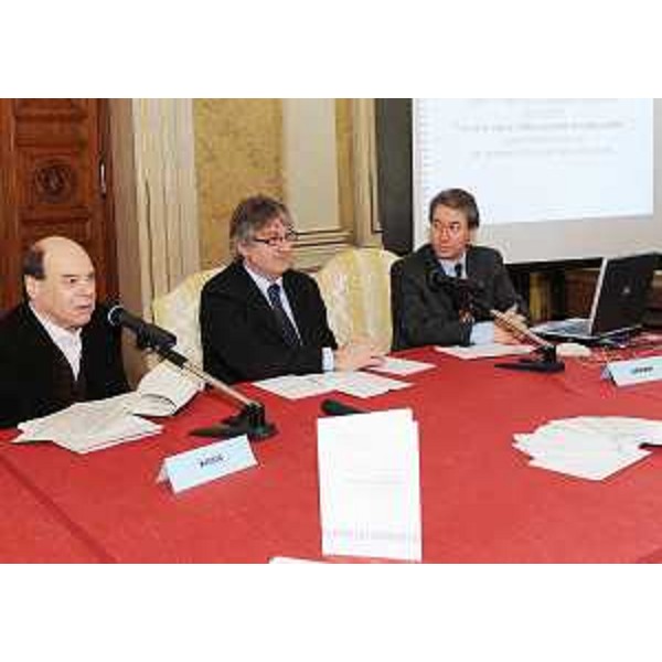 Vladimir Kosic (Assessore regionale Salute e Protezione sociale), Renzo Tondo (Presidente Friuli Venezia Giulia) e Fabio Samani (Agenzia regionale Sanità) alla presentazione del Libro Verde "La vita sana nella società responsabile", a Trieste. (Trieste 26/02/09)