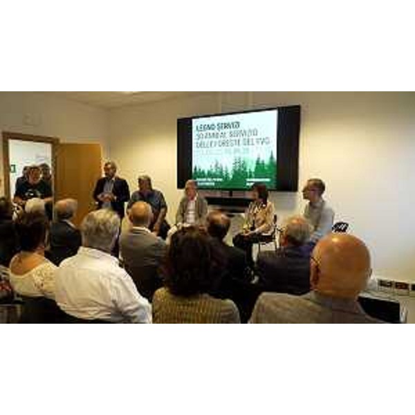 L'assessore regionale alle Risorse agroalimentari, forestali e ittiche Stefano Zannier allinaugurazione della nuova sede del Cluster forestale Fvg a Tolmezzo - L'assessore regionale alle Risorse agroalimentari, forestali e ittiche Stefano Zannier allinaugurazione della nuova sede del Cluster forestale Fvg a Tolmezzo