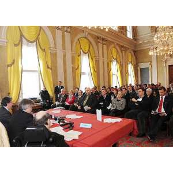 Vladimir Kosic (Assessore regionale Salute e Protezione sociale) e Renzo Tondo (Presidente Friuli Venezia Giulia) nel corso della presentazione del Libro Verde "La vita sana nella società responsabile", a Trieste. (Trieste 26/02/09)