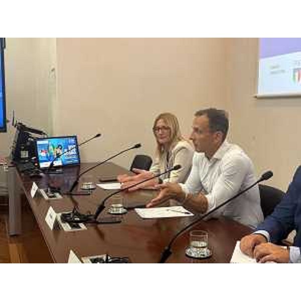 Il governatore Massimiliano Fedriga accanto al sindaco di Lignano Laura Giorgi - Il governatore Massimiliano Fedriga accanto al sindaco di Lignano Laura Giorgi