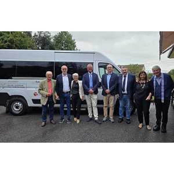 La consegna del nuovo pulmino dell'Anffas a Gorizia, a cui ha preso parte anche Diego Bernardis (Fedriga presidente), terzo da destra - La consegna del nuovo pulmino dell'Anffas a Gorizia, a cui ha preso parte anche Diego Bernardis (Fedriga presidente), terzo da destra