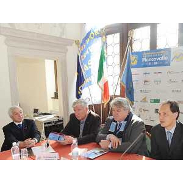 Luca Ciriani (Vicepresidente FVG e Assessore regionale Attività produttive) ed Elio De Anna (Assessore regionale Sport) alla presentazione del Campionato del mondo Master dello Sci della FIS, a Sacile. (Sacile 28/02/09)