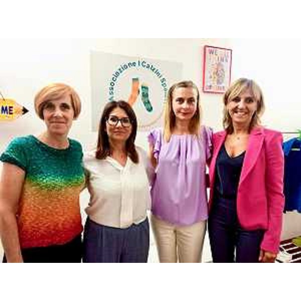 Lucia Buna (Lega), prima da destra, con le rappresentanti dell'associazione "I calzini spaiati" di Pordenone - Lucia Buna (Lega), prima da destra, con le rappresentanti dell'associazione "I calzini spaiati" di Pordenone